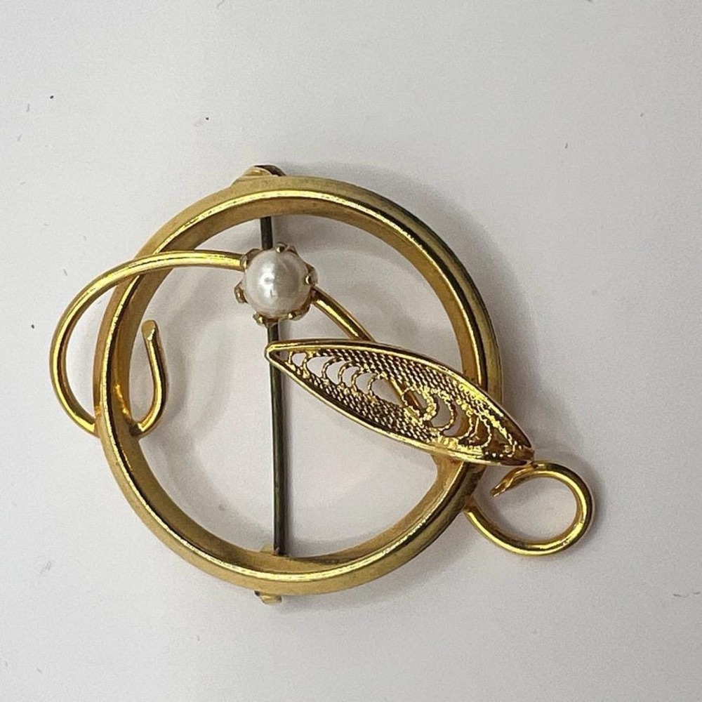 Vintage Gold Tone Pearl Leaf Brooch 🌿✨